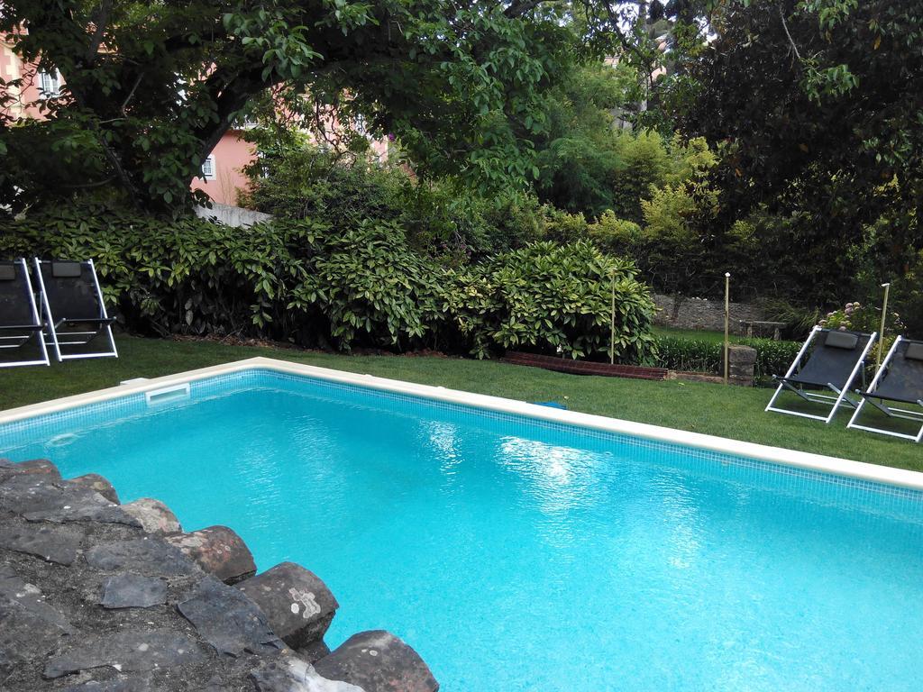 Guest House Villa Dos Poetas Sintra Exterior photo Swimming pool in the garden of the house