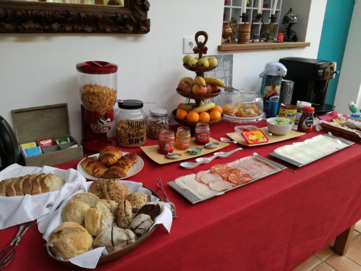 Guest House Villa Dos Poetas Sintra Exterior photo A typical continental breakfast