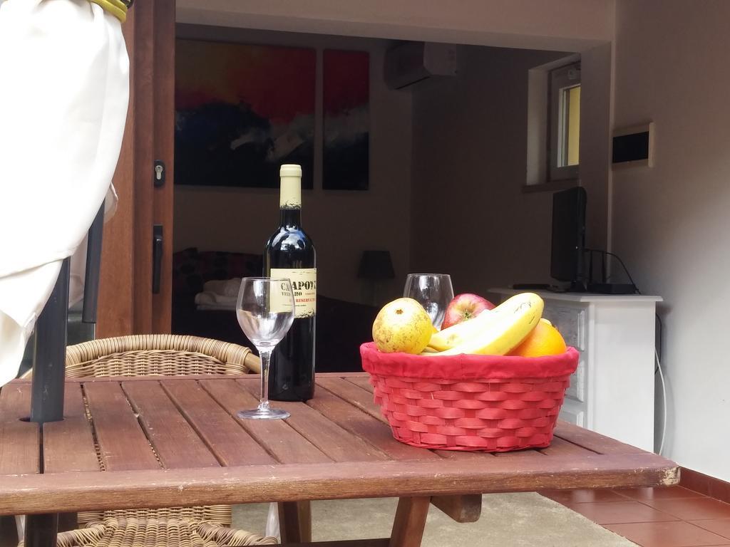 Guest House Villa Dos Poetas Sintra Exterior photo A bottle of wine and fruit