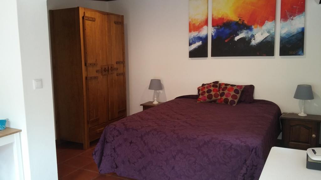 Guest House Villa Dos Poetas Sintra Exterior photo A bedroom in a hostel