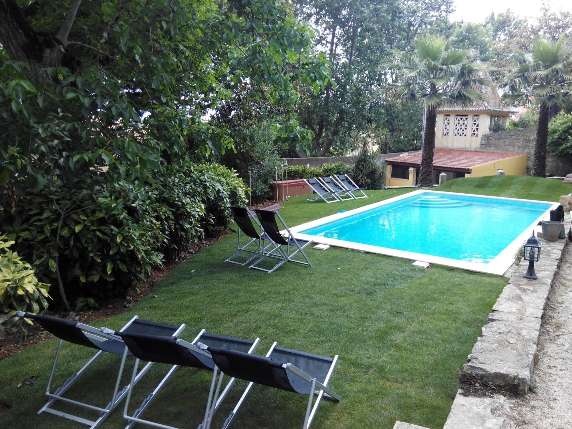 Guest House Villa Dos Poetas Sintra Exterior photo Artificial grass in a garden