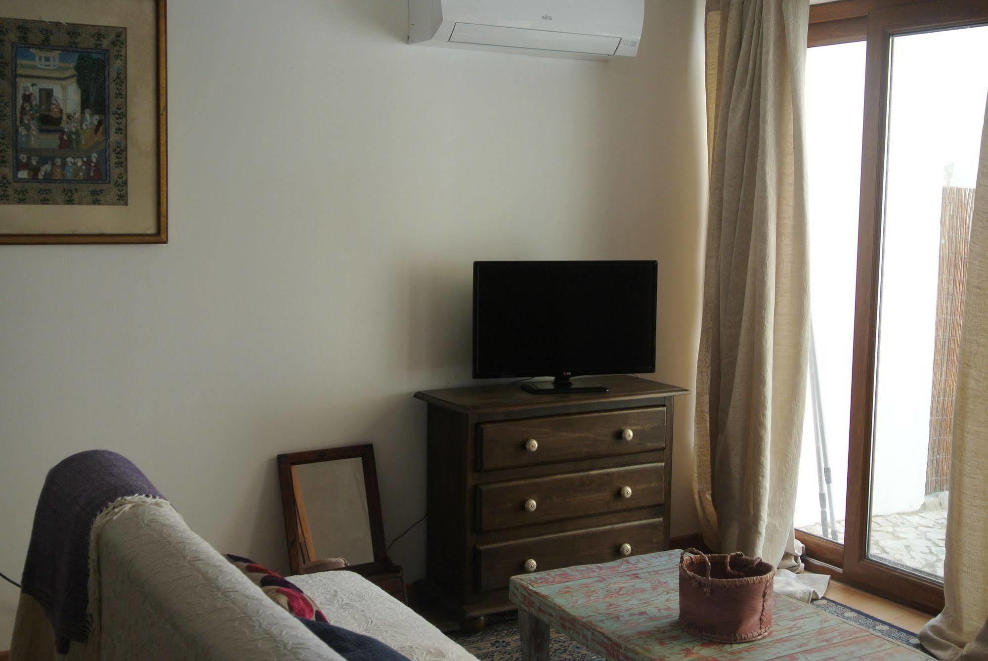 Guest House Villa Dos Poetas Sintra Exterior photo A flat screen television on a dresser