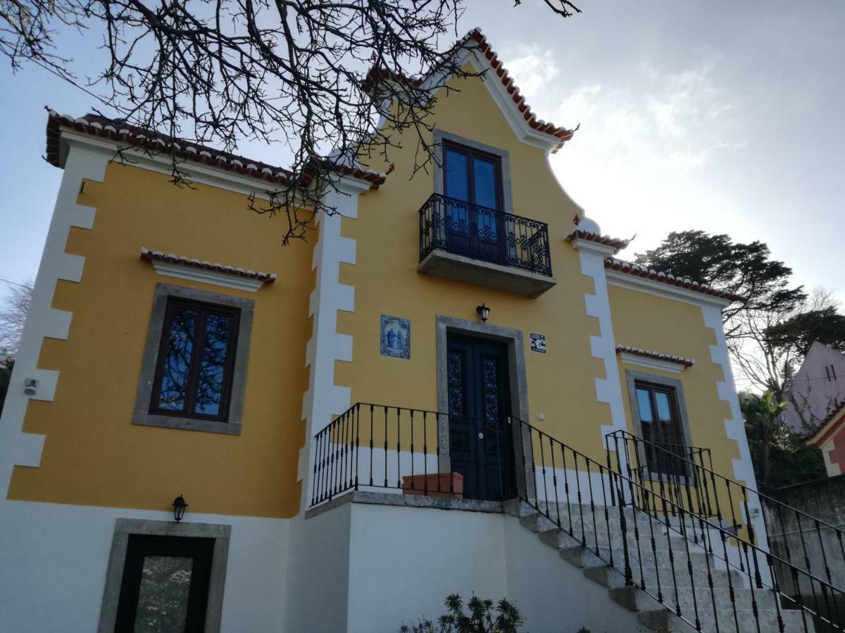 Guest House Villa Dos Poetas Sintra Exterior photo The front facade of the chapel
